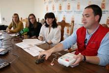 La presidenta del &aacute;rea de Igualdad y Bienestar Social, Ana Guirado, y responsables de la empresa que presta el servicio de teleasistencia domiciliaria municipal. Foto: TO&Ntilde;I FRANCO